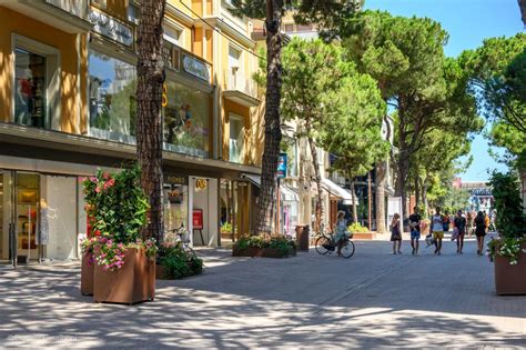 Shopping a Riccione: viale Ceccarini e centri commerciali alla moda.